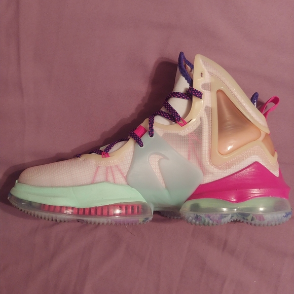 Lebron 19 - Picture 5 of 6